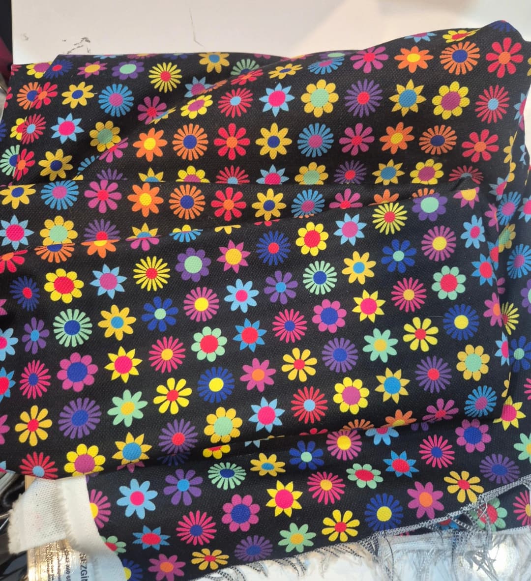 Siyah Zeminli Papatyalar Desenli Dijital Baskı Omuz Çantası 50x45